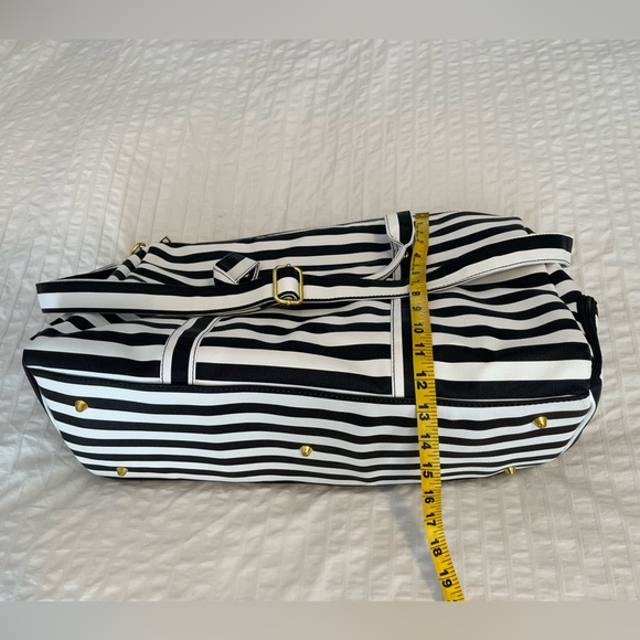 Weekend/gym bag vegan leather no tag but like new - Picture 6 of 12